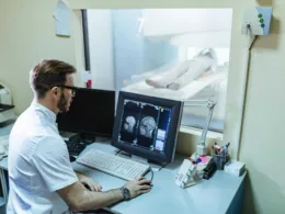 Lekarz radiolog analizujący wyniki badań pacjentki