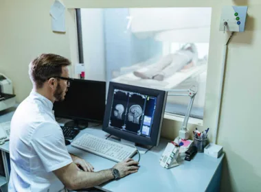 Lekarz radiolog analizujący wyniki badań pacjentki